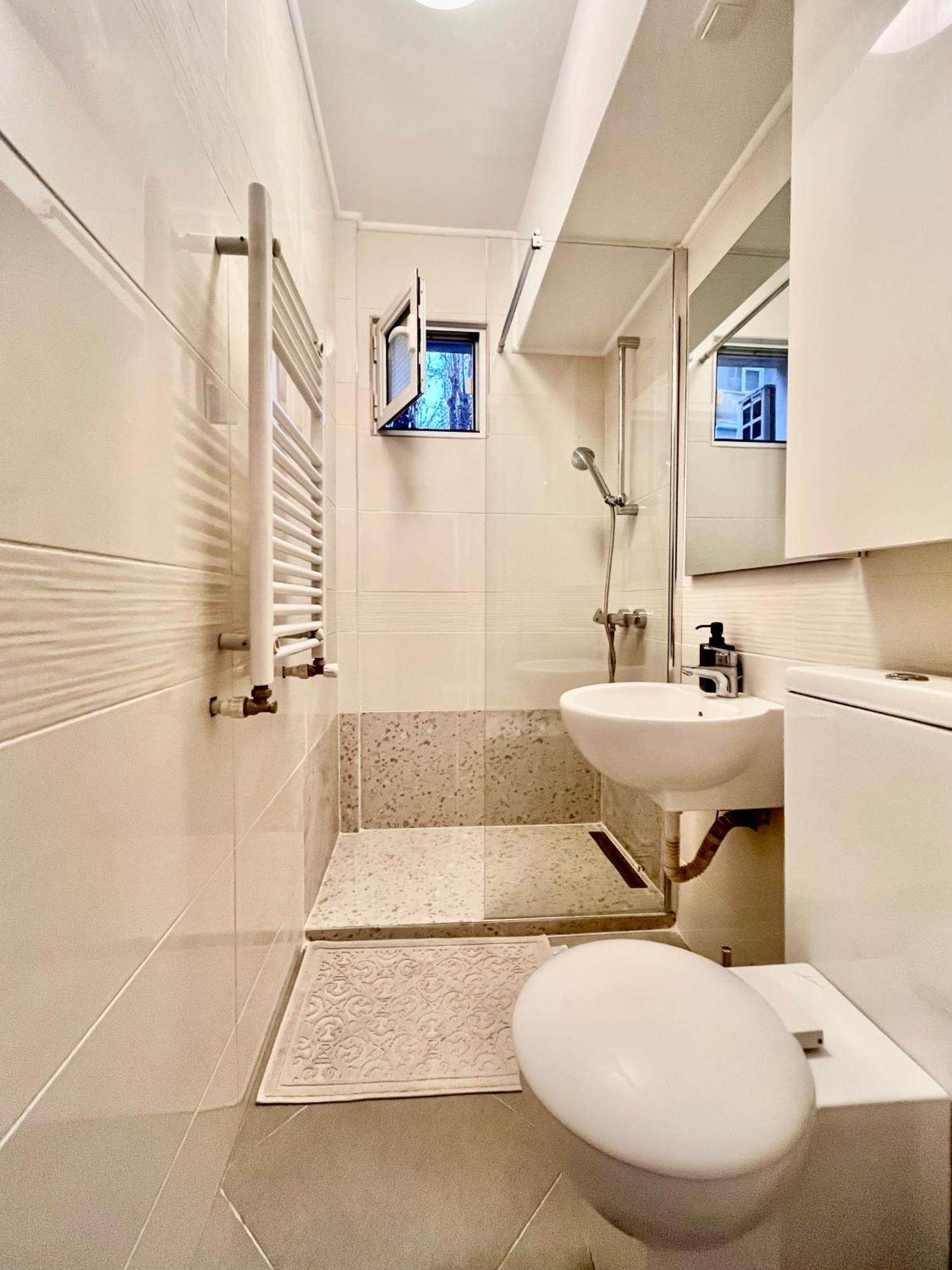 Cozy Apartment With Balcony Bucarest Extérieur photo