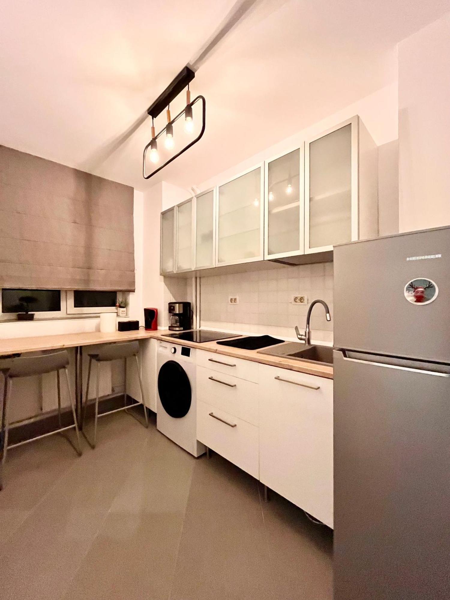 Cozy Apartment With Balcony Bucarest Extérieur photo